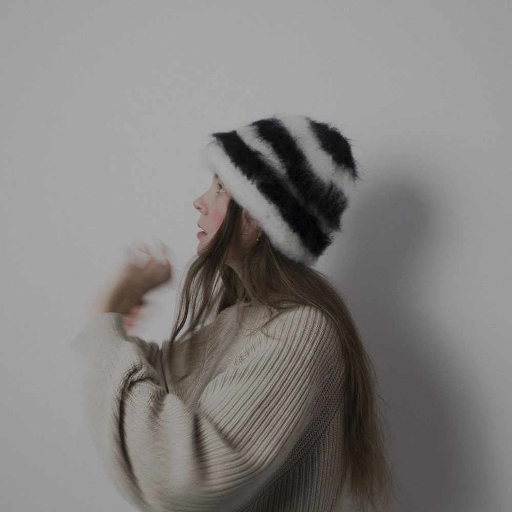 7 Czapka blurred zebra