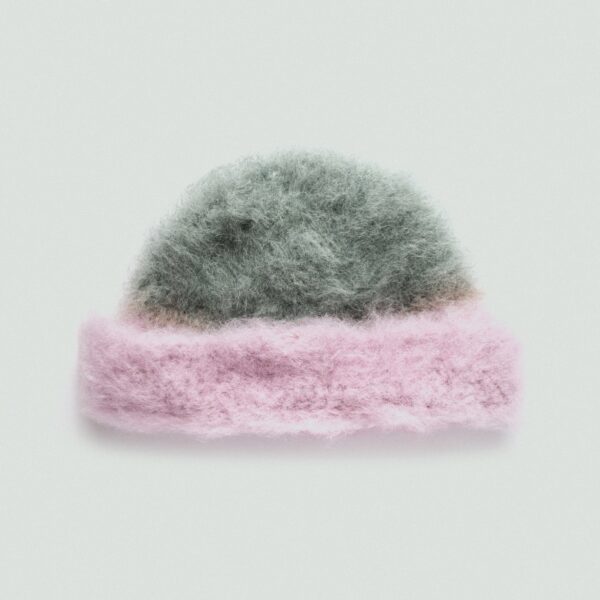 Czapka blurred morning dew