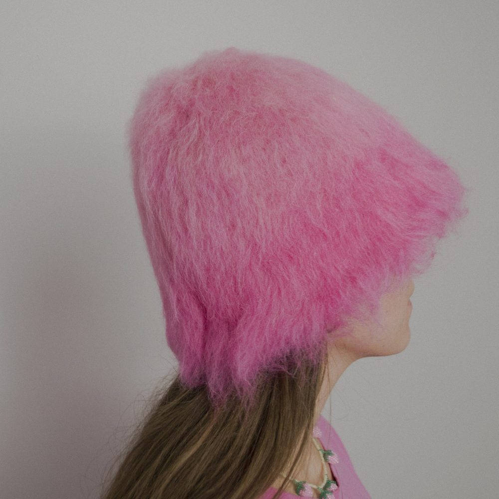 1 Kapelusz blurred flamingo