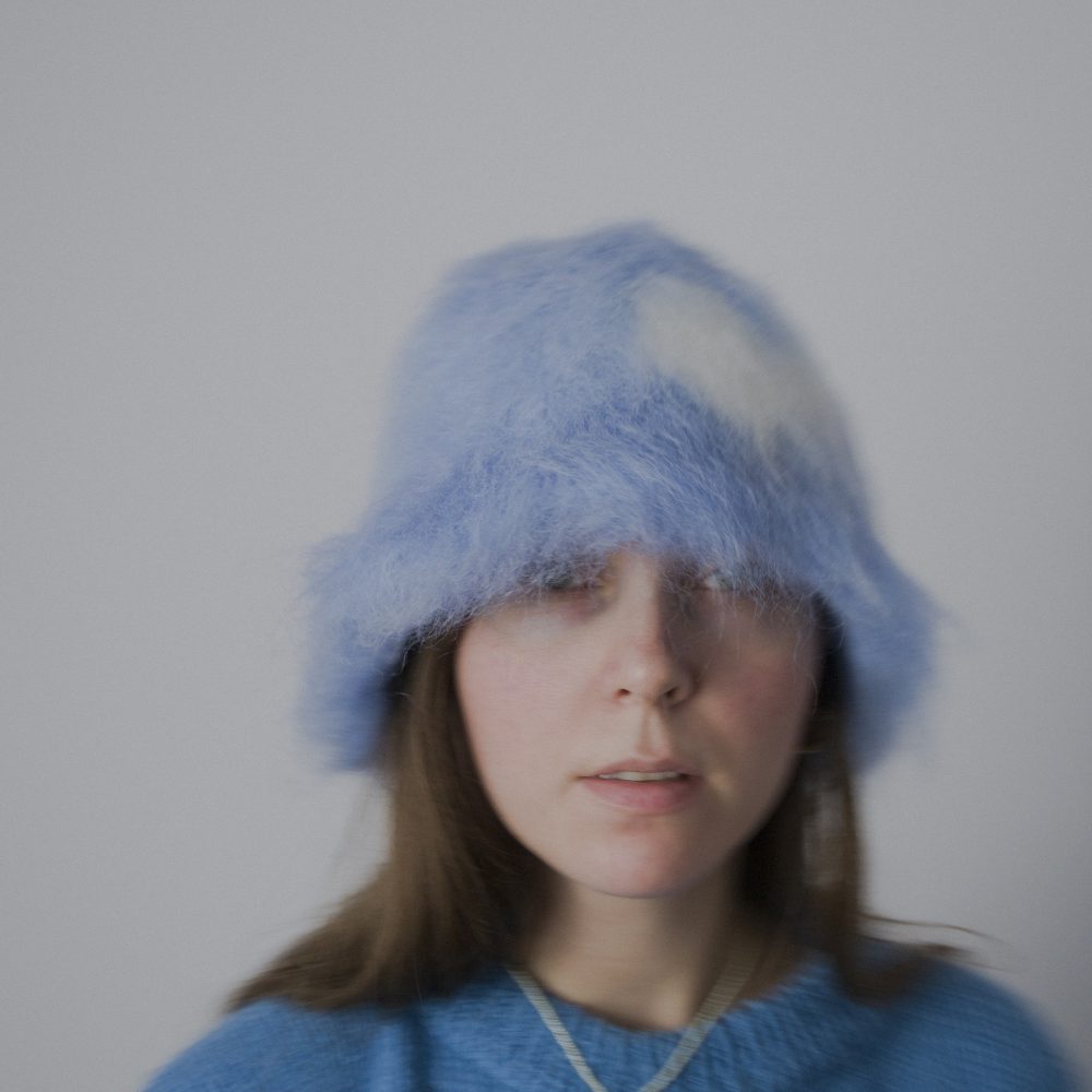 13 Kapelusz blurred blue heart
