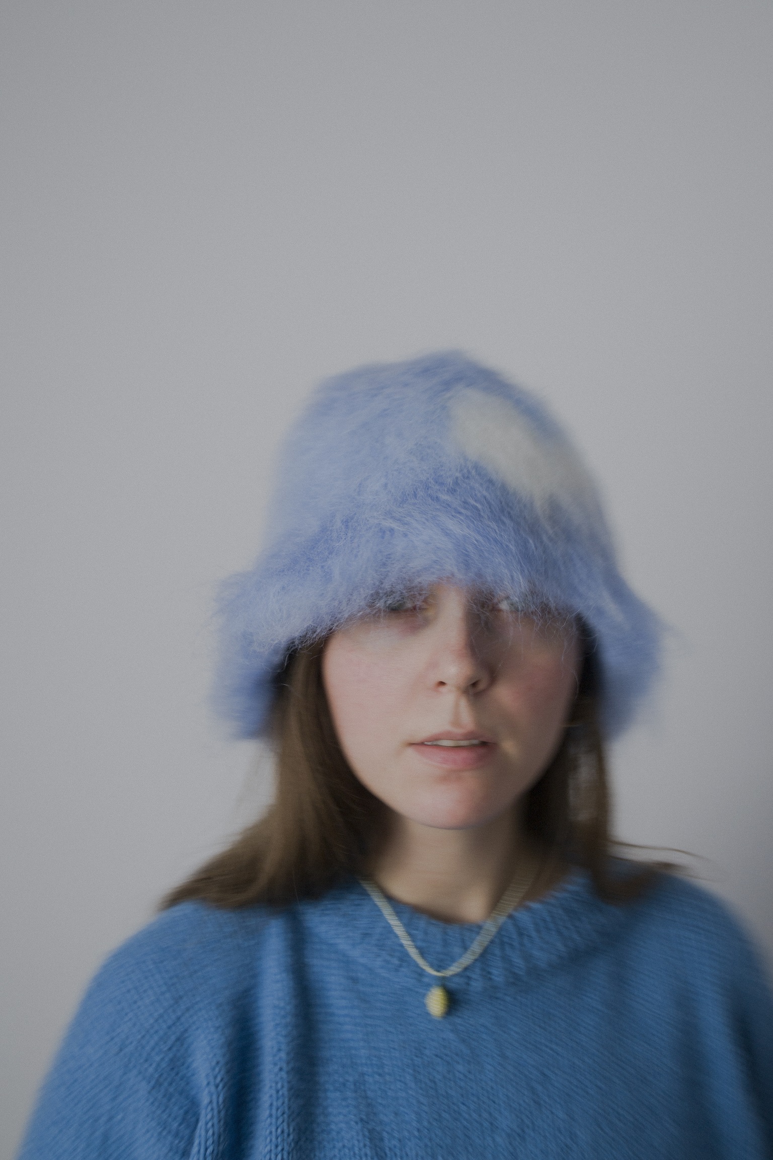 13 Kapelusz blurred blue heart