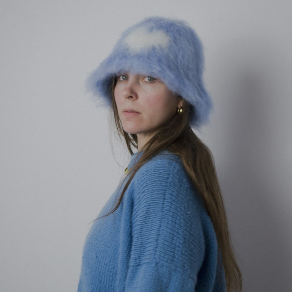 15 Kapelusz blurred blue heart