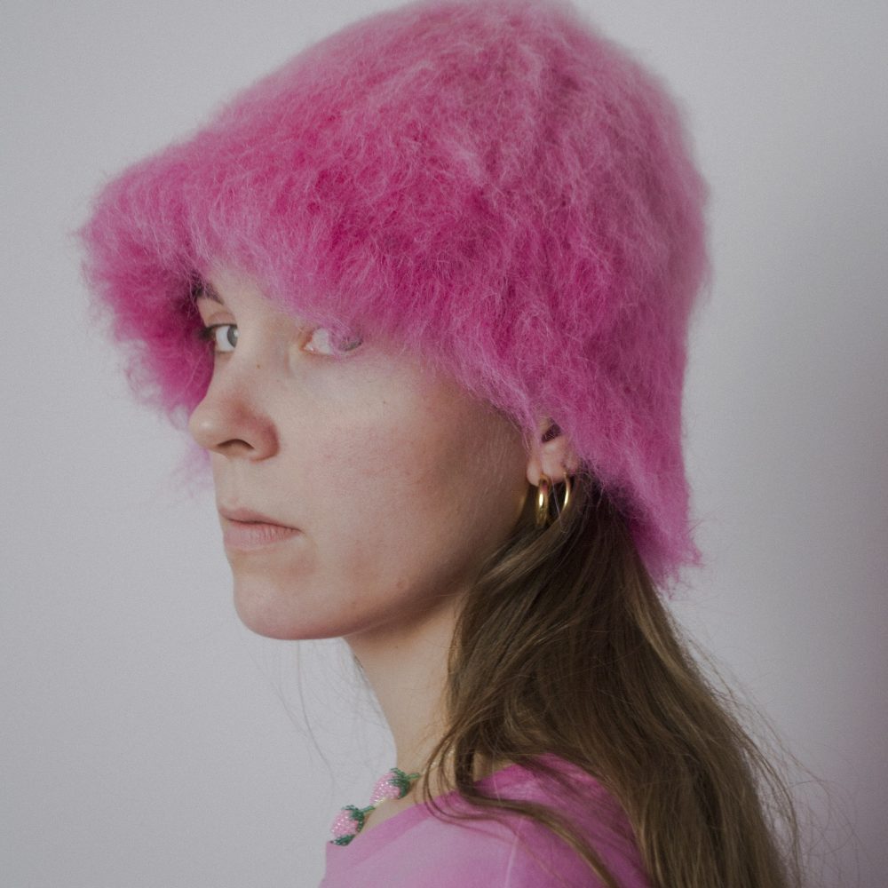 2 Kapelusz blurred flamingo