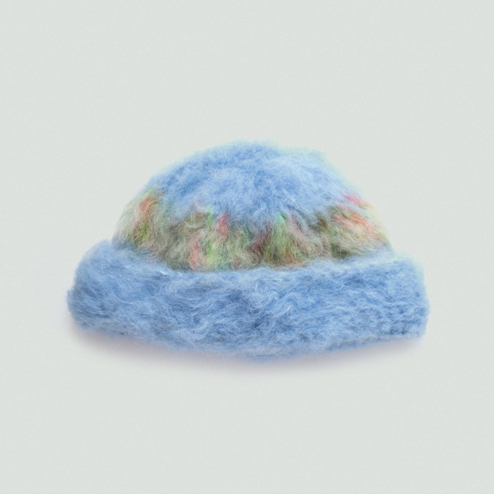 Czapka blurred sky
