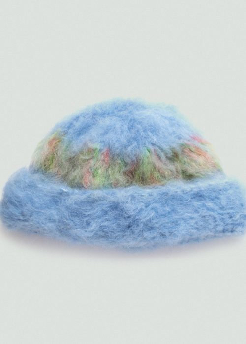 Czapka blurred sky