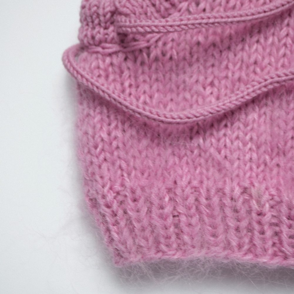 Kapturek z troczkami bubble gum mohair