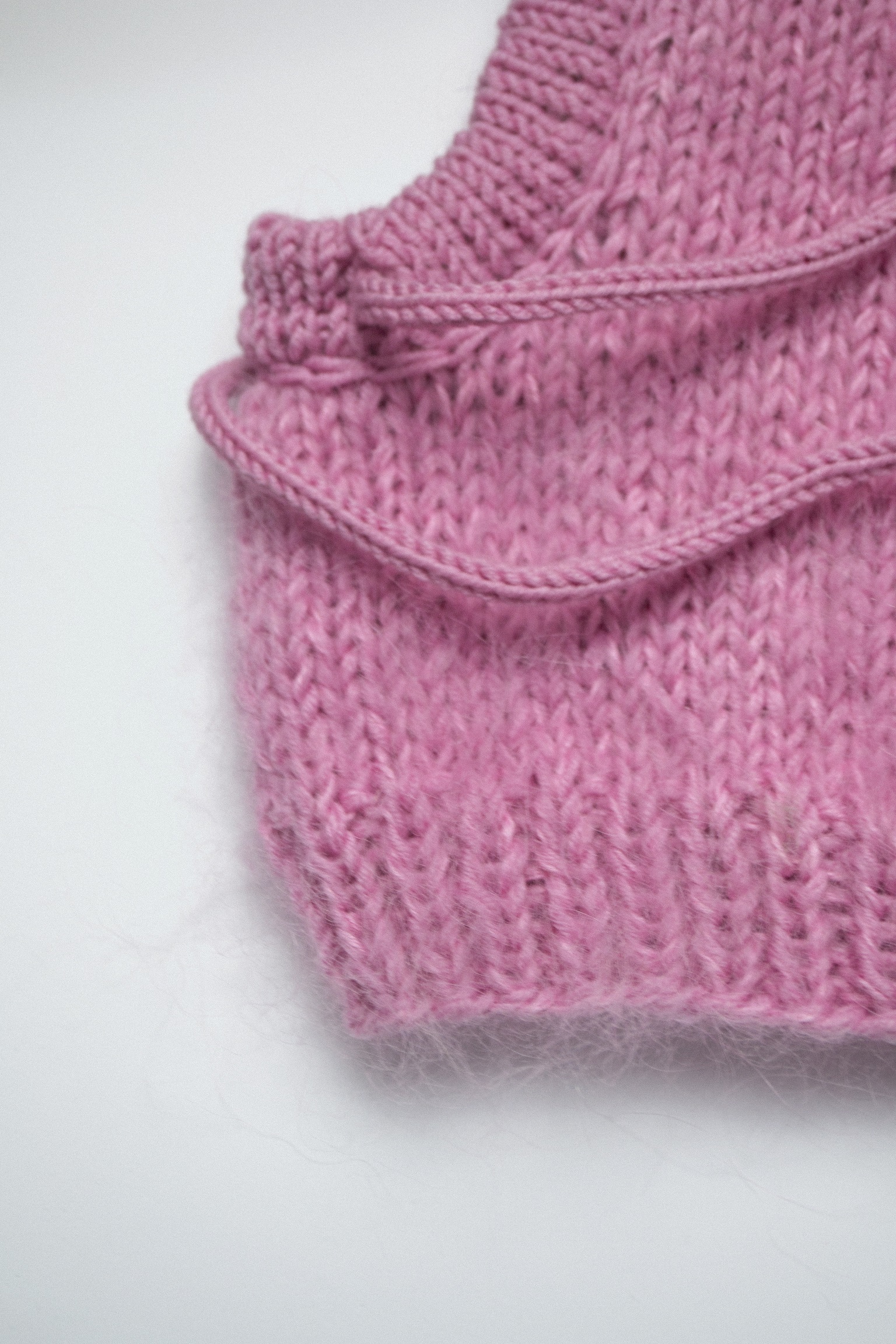 Kapturek z troczkami bubble gum mohair