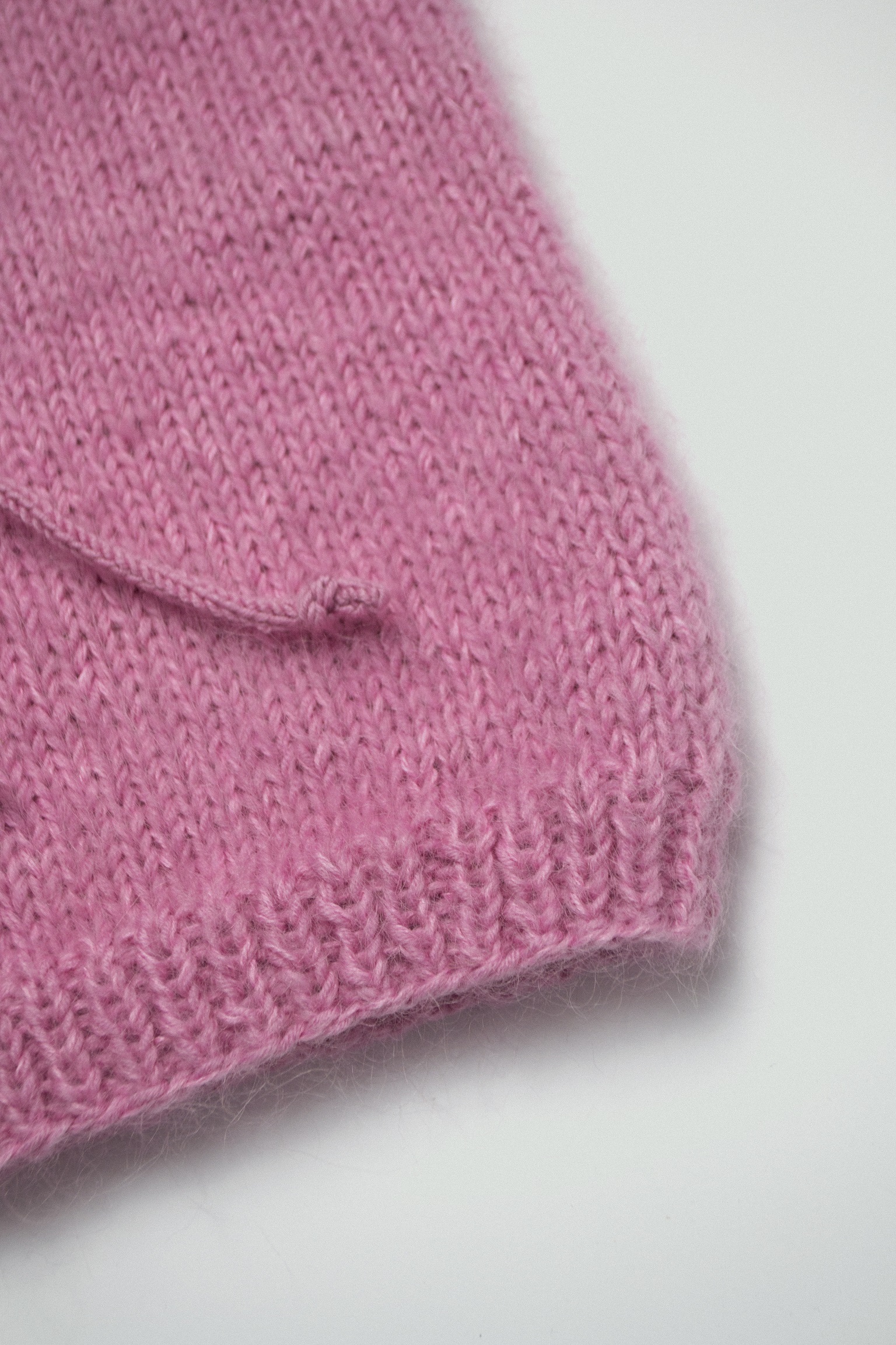 Kapturek z troczkami bubble gum mohair