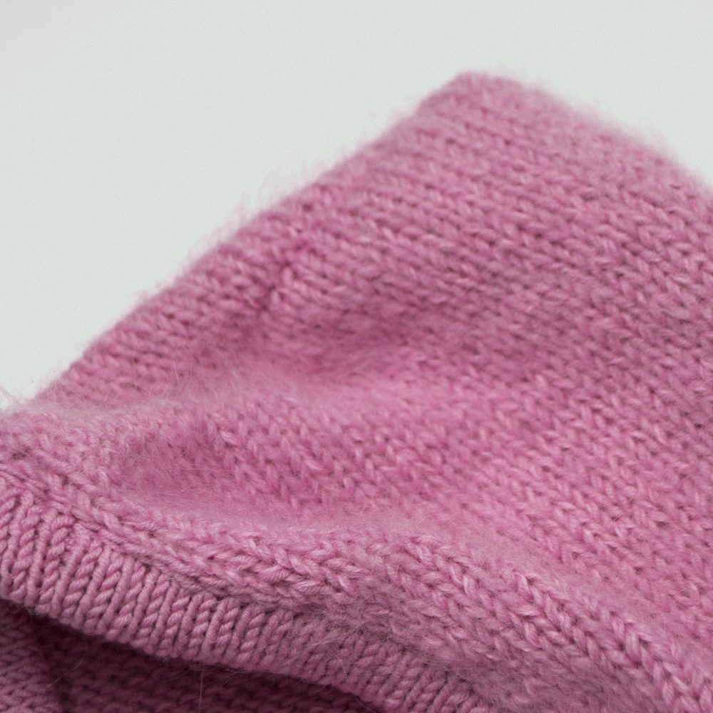 Kapturek z troczkami bubble gum mohair