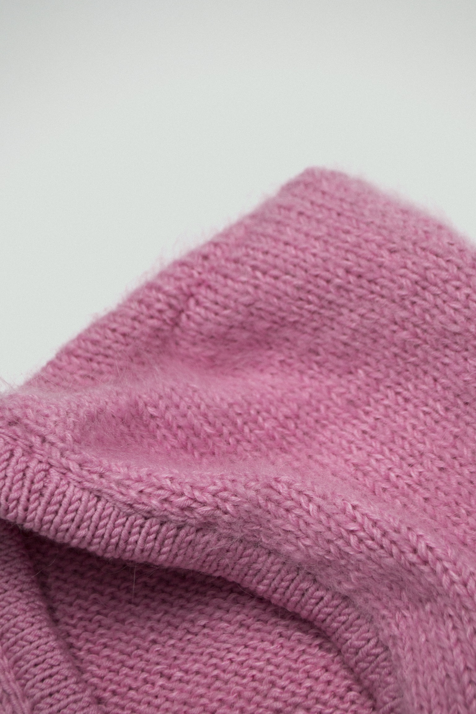 Kapturek z troczkami bubble gum mohair