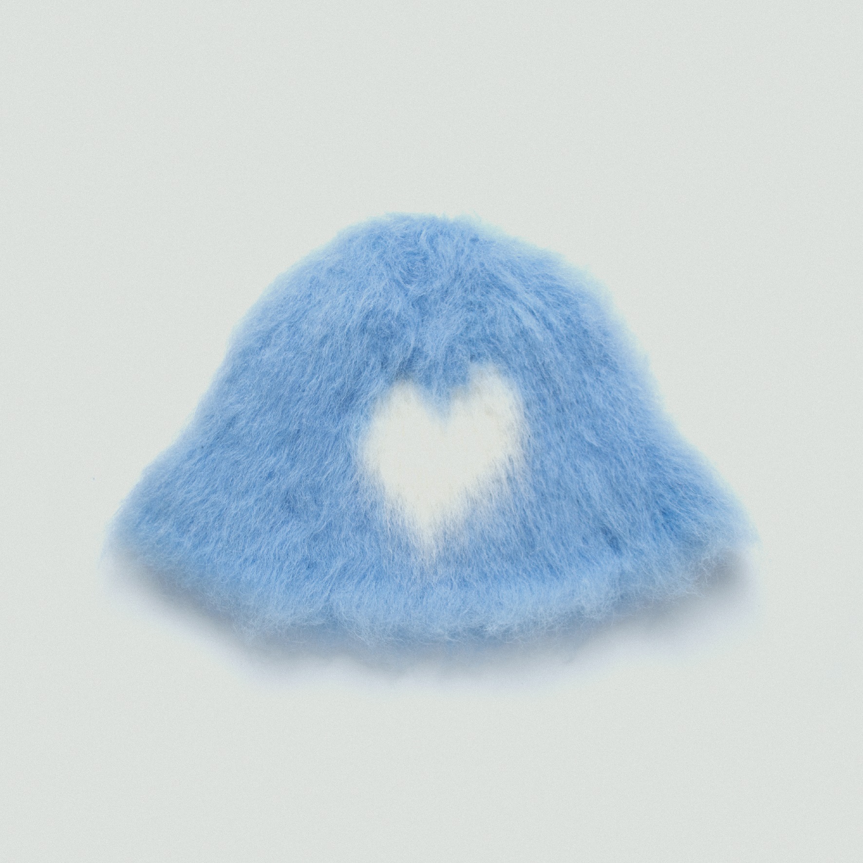 2a-01 Kapelusz blurred blue heart