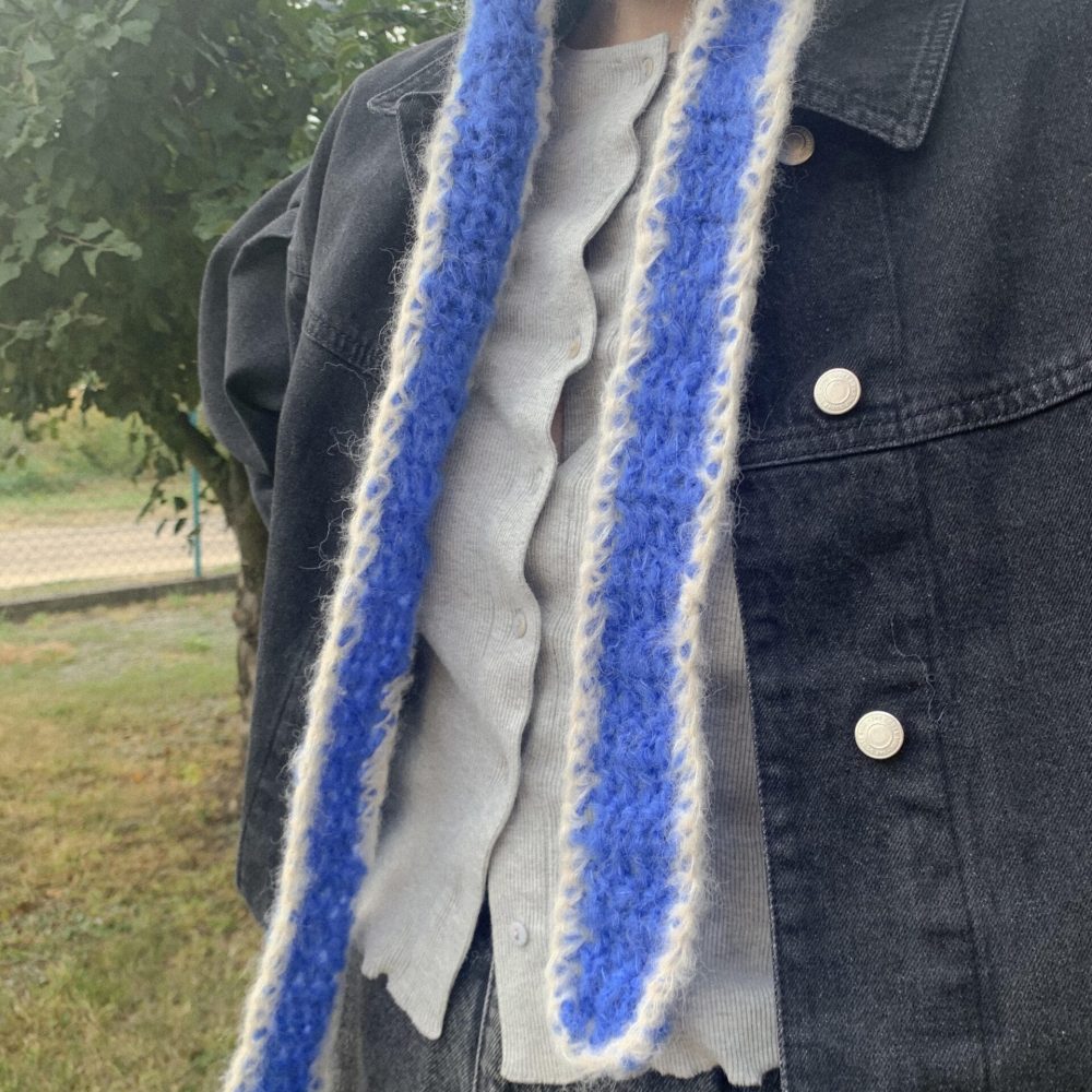 Tiny scarf almond