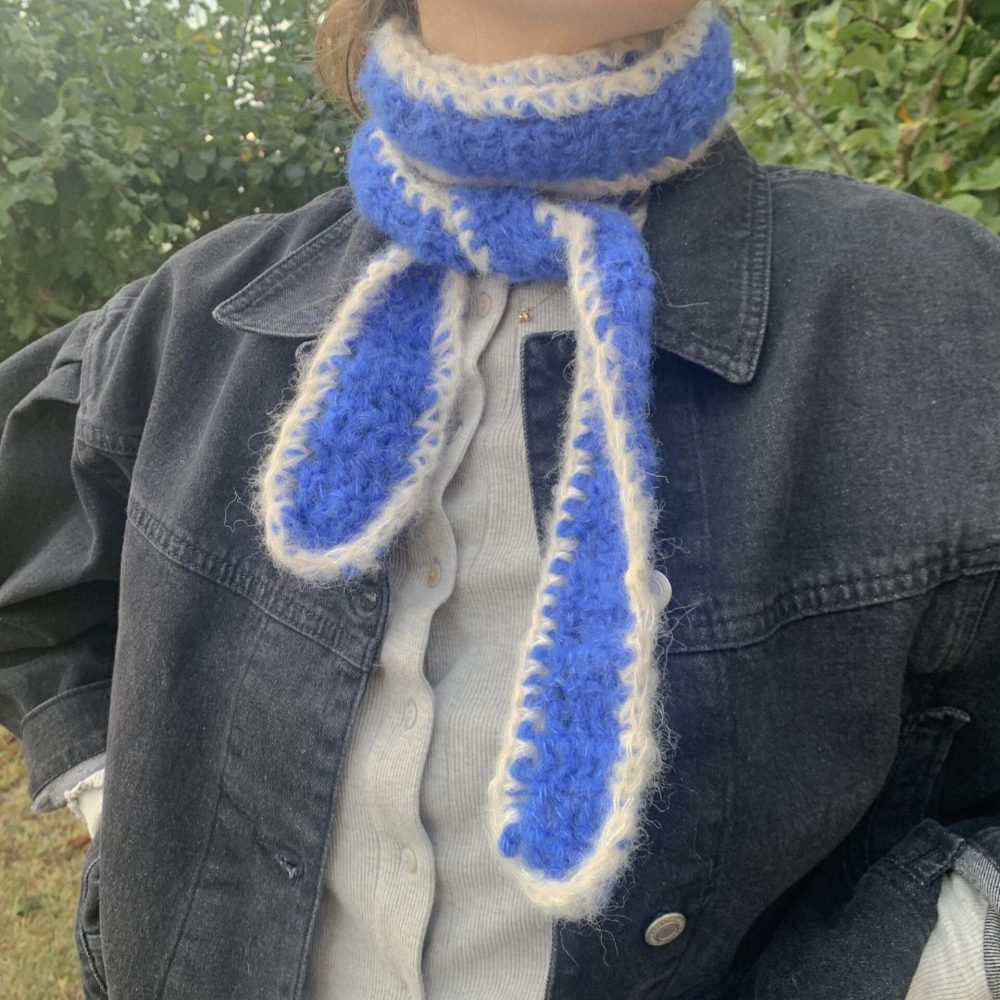 Tiny scarf almond