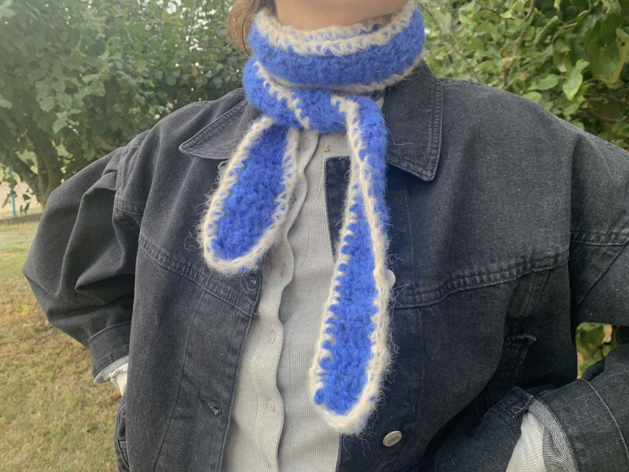 Tiny scarf almond