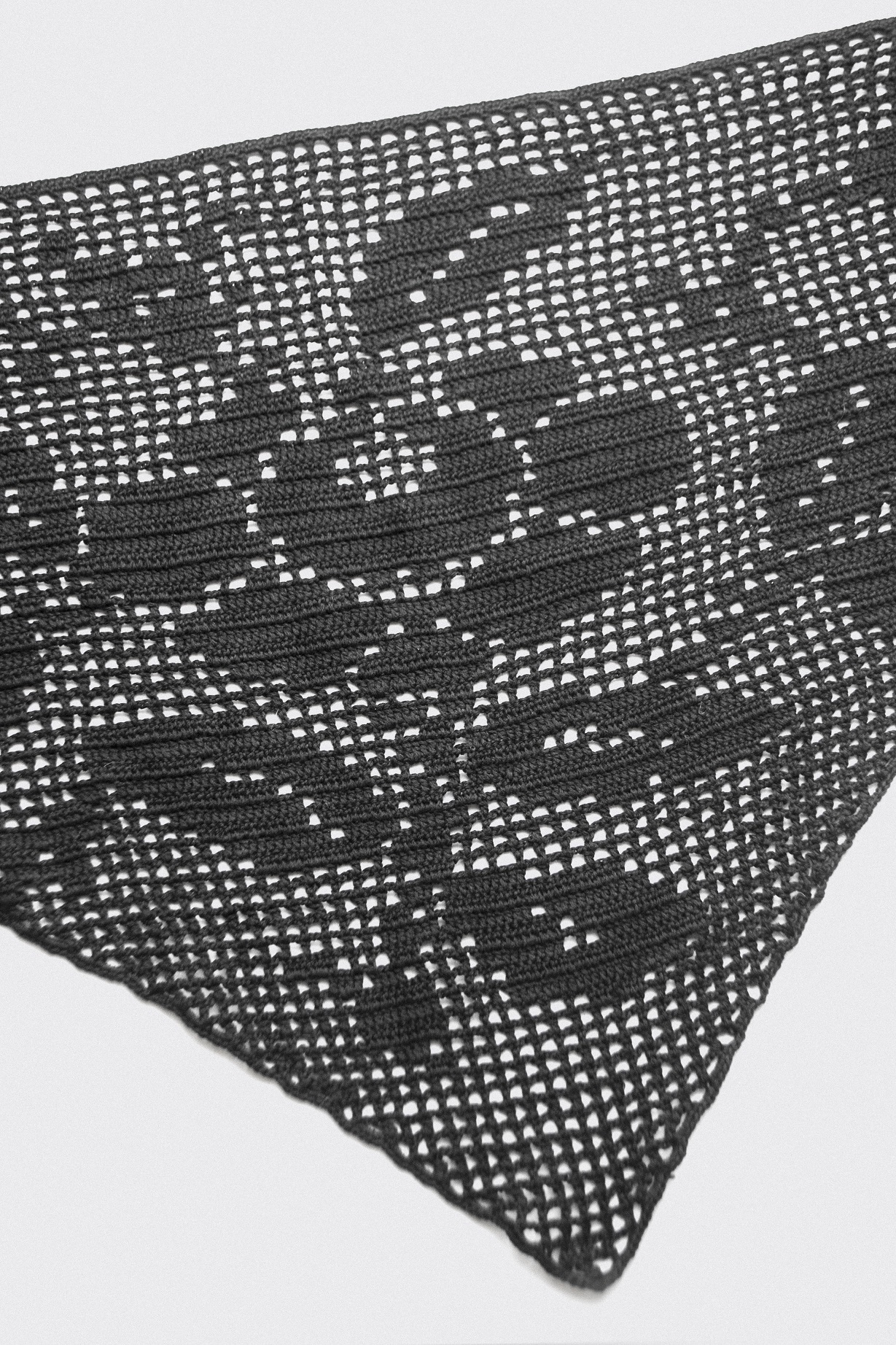Chustka filet crochet black roses
